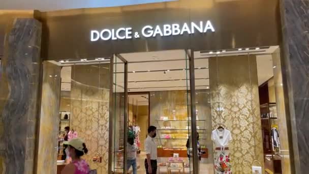 Jag Ledsen Gabbana Folk Går Förbi Dolce Och Gabbana Butiken — Stockvideo