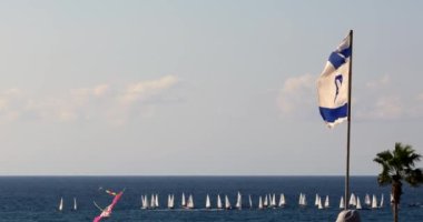 İsrail bayrağı rüzgarda dalgalanıyor.