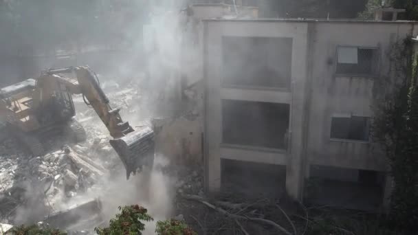 毛毛虫挖掘机拆卸一座旧建筑物 — 图库视频影像