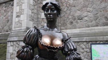 Suffolk Caddesi 'ndeki hayali balıkçı Molly Malone' un ikonik bronz heykeli..