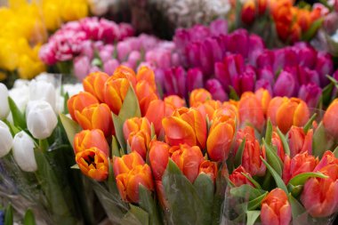 Kapının üstünde kocaman bir logo olan bir oyun durdurma mağazası perakende binasının önemli bir demirbaşı. Gözetleme reklamı müşterileri etkinliklere çekiyor