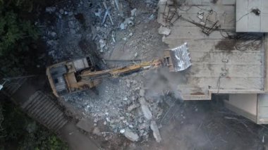 Bir evin sökülmesi. Kazıcı yeni bir inşaat projesi için barakaları yıkıyor. 