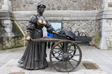 Molly Malone heykeli şehrin merkezinde.. 