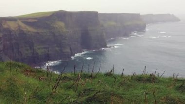 Anne kayalıkları, İrlanda 'da ünlü, kumsal ve deniz mavisi dalgaları.