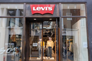 Levis mağazasının dışı. Dükkanın önünden geçen yayalar var..