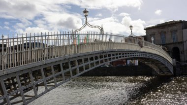 Dublin şehir merkezindeki Liffey Nehri üzerindeki ünlü yaya Penny Hapenny Köprüsü 'nün gündüz görüntüsü.