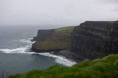 Anne kayalıkları, İrlanda 'da ünlü, kumsal ve deniz mavisi dalgaları.