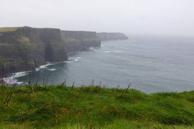 Anne kayalıkları, İrlanda 'da ünlü, kumsal ve deniz mavisi dalgaları.