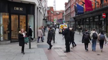 Hıristiyan Dior mağazasının önünden geçen insanlar