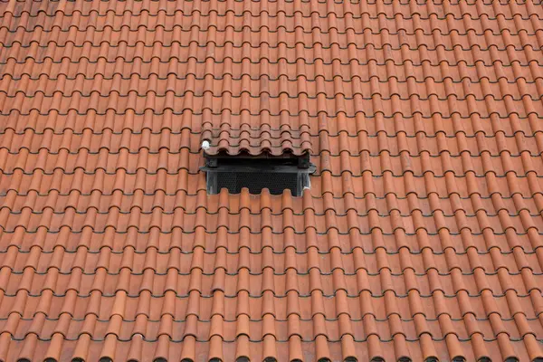 Dikdörtgen metal menfezli terracotta fayans çatı, desenli desen.
