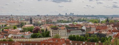 Prag, geleneksel Barok tarzı binaları ve mimarisi ile çatıları ve kasabaları kentledi..