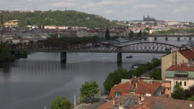 Vysehrad demiryolu köprüsü. Vltava Nehri Rengi, Prag, Çek Cumhuriyeti.