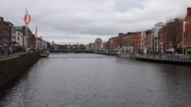 Liffey Nehri ve Yarım peni köprüsü manzarası, Dublin, İrlanda