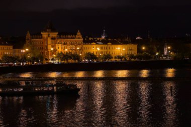 Prag Gotik Kalesi, Küçük Şehir ve Vltava Nehri üzerindeki Charles Köprüsü ile Gece.