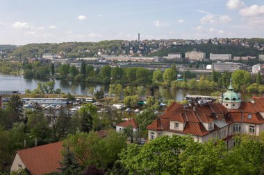 Prag, geleneksel Barok tarzı binaları ve mimarisi ile çatıları ve kasabaları kentledi..