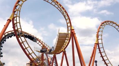 Bu yaz aileniz ve arkadaşlarınızla heyecan verici lunapark trenlerinin ve hareketli eğlencelerin tadını çıkarın..