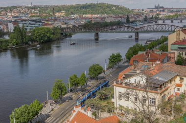 Vysehrad demiryolu köprüsü. Vltava Nehri Rengi, Prag, Çek Cumhuriyeti.