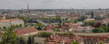 Prag, geleneksel Barok tarzı binaları ve mimarisi ile çatıları ve kasabaları kentledi..