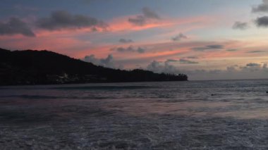 Okyanus dalgaları üzerinde sersemletici gün batımı, sakin renkleri yansıtıyor. Seyahat aşıkları ve doğa meraklıları için mükemmel..