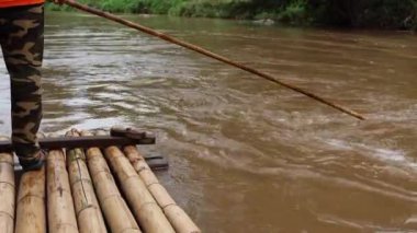 Şekerli bir nehirde Bambu rafting.