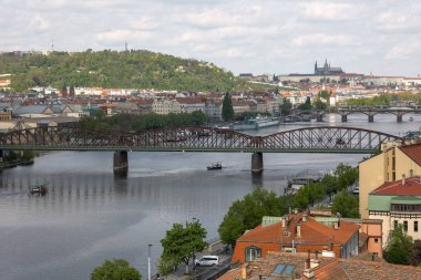 Vysehrad demiryolu köprüsü. Vltava Nehri Rengi, Prag, Çek Cumhuriyeti.