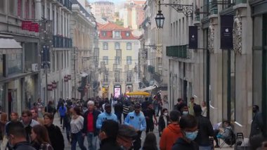  Hareketlilikle Dolu Canlı Bir Şehir Merkezinde Bustling Sokağı Sahnesi.