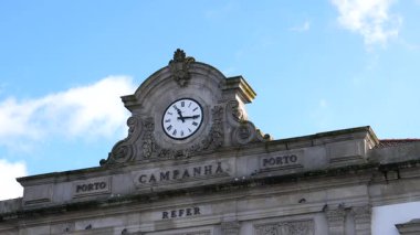 Saat kulesi Porto 'daki Campana Meydanı' nın üzerinde görkemli bir şekilde yükseliyor..