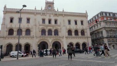 Çarpıcı tarihi mimarisi ve hareketli caddeleri olan canlı bir meydan..