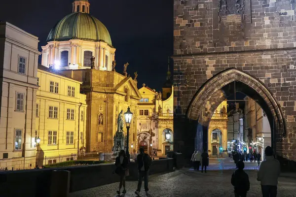 Prasna Brana pudra kulesi Cumhuriyet Meydanı, Prag, Çek Cumhuriyeti.