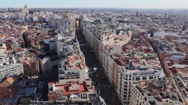 Madrid 'in büyüleyici şehir siluetini ve karmaşık mimari tasarımlarını gözler önüne seren çarpıcı hava görüntüsü.