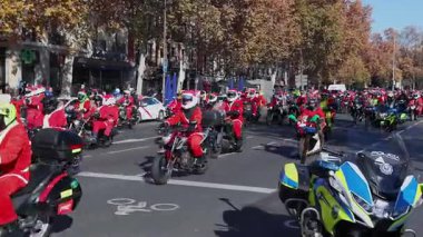 Festivalde düzenlenen motosiklet rallisinde renkli Noel Baba kostümleriyle gezen sürücüler sokaklara neşe saçıyor..