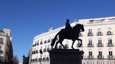 Plaza Mayor Madrid 'in merkezinde yer almaktadır..