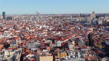 Madrid 'in büyüleyici şehir siluetini ve karmaşık mimari tasarımlarını gözler önüne seren çarpıcı hava görüntüsü.
