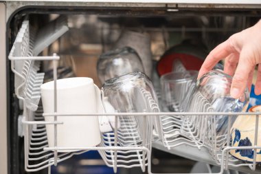 Kadın bulaşık makinesini ev işi için kullanıyor, kapat.