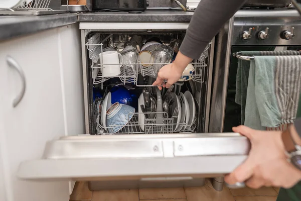Женщина Использует Посудомоечную Машину Работы Дому — стоковое фото