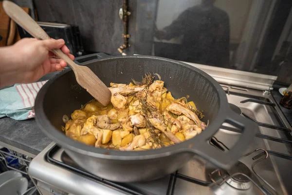 台所の屋内の大きな鍋でウサギの肉料理 — ストック写真