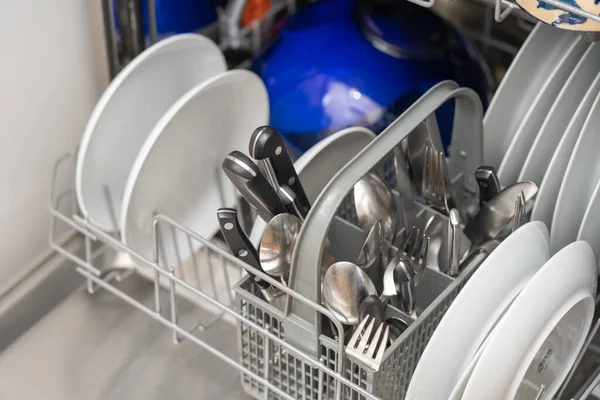 Frau Mit Voller Spülmaschine Für Die Hausarbeit Der Küche — Stockfoto