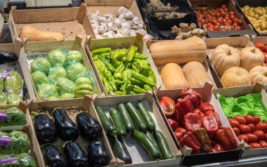 Barselona, İspanya 'da pazarda çeşitli taze meyve ve sebzeler var.