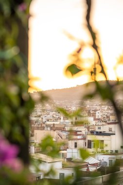Gün batımında Barselona şehir manzarası