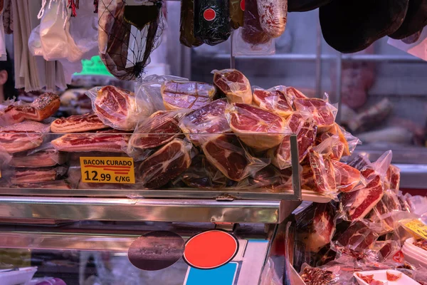 Verscheidenheid Van Verse Spaanse Jamon Ham Vlees Markt Barcelona Spanje Rechtenvrije Stockafbeeldingen