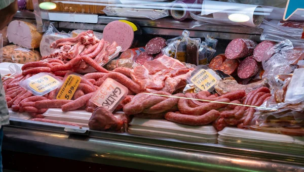 Verscheidenheid Van Verse Spaanse Jamon Ham Vlees Markt Barcelona Spanje Stockafbeelding