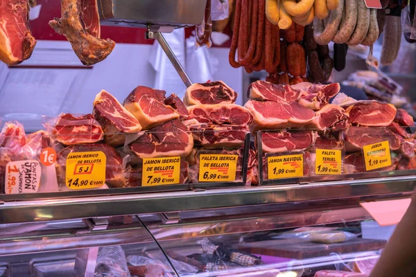Verscheidenheid Van Verse Spaanse Jamon Ham Vlees Markt Barcelona Spanje Rechtenvrije Stockafbeeldingen