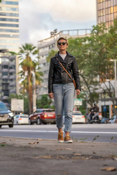 Adult 35S Years Old Lesbian Woman Sunglasses Leather Jacket Blue Rechtenvrije Stockfoto's