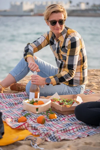 Two Women Beach Picnic White Wine Pizza Friends Hanging Out Stockfoto