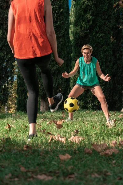 Zwei Jährige Frauen Die Amateurmannschaften Fußball Oder Europäischen Fußball Spielen lizenzfreie Stockfotos