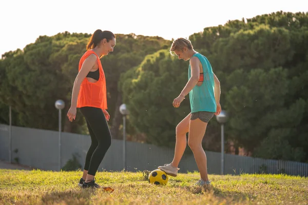 Două Femei Ani Antrenează Joace Fotbal Sau Fotbal European Echipa Fotografie de stoc