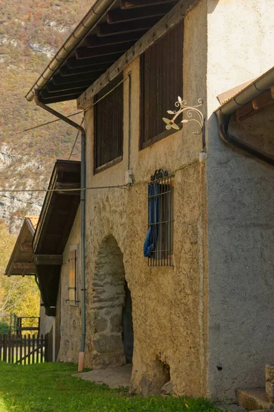 Irone Középkori Alpesi Falu Trentino Olaszország Turisztikai Célpont Napsütéses Őszi — Stock Fotó