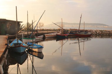 Bouzigues 'de geleneksel ahşap tekneler, Fransa' nın Herault şehrinde Bassin de Thau 'da güzel bir balıkçı köyü.