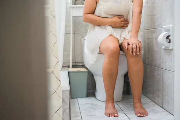 Mujer Baño Casa Sentada Inodoro Frotándose Estómago Con Dolor Lleva — Foto de Stock