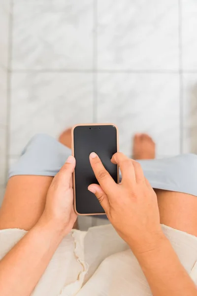 Mujer Sentada Baño Baño Usando Teléfono Celular — Foto de Stock